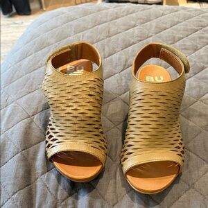 Bueno Women's Olive Peep-Toe Woven Sandals